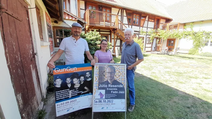 Armin Klinke, Birgit Berger und Jörg Bachmann (v.l.) im Innenhof des „Esel“ im Einbecker Ortsteil Sülbeck zeigen Plakate von Veranstaltungen