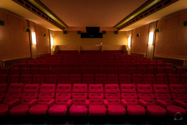 Ein Kinosaal mit roten Kinosesseln