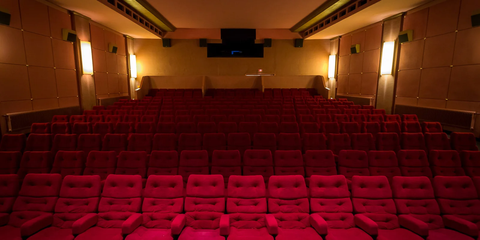Ein Kinosaal mit roten Kinosesseln