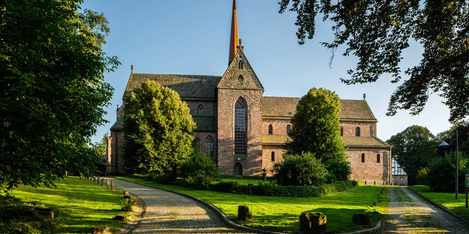 Außenaufnahme der Klosterkirche Amelungsborn