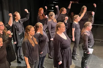 "Der Duft bleibt": Ensemble auf der Bühne des ThOP