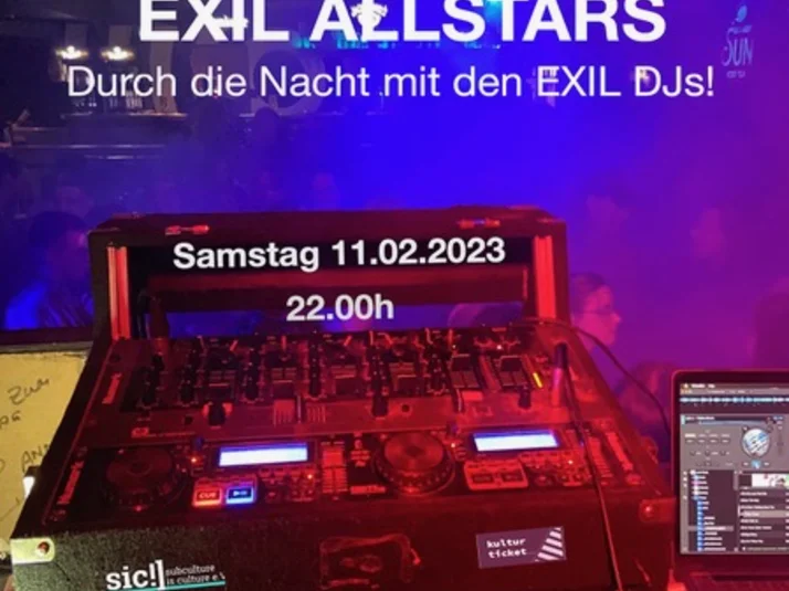 Ein DJ-Pult in einem Club mit einer Disko-Kugel. Auf dem Plakat steht: Der große Geburtstag-Dancefloo 20 JAHRE EXIL ALLSTARS Durch die Nacht mit den EXIL DJs! Samstag 11.02.2023 22:00h